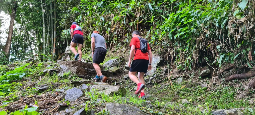 Des hommes qui font du trail