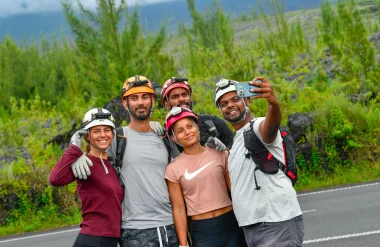 Les vacances dans l'Est de La Réunion. Groupe de personnes qui se prennent en slfie sur la route des laves à Sainte-Rose.