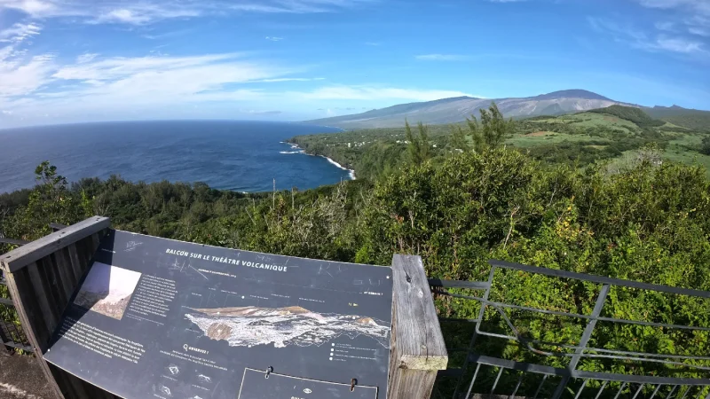 Randonnée sur quais et arches à Sainte-Rose, vue depuis le balcan sur le littoral Est de La Réunion