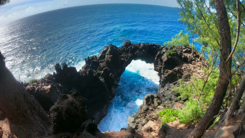 Randonnée sur quais et arches de Sainte-Rose, vue sur les Arches sur le littoral Est de La Réunion.