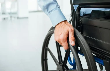 photo d'un homme en fauteuil roulant.
