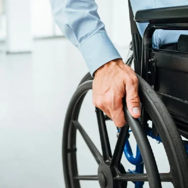 photo d'un homme en fauteuil roulant.