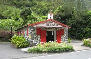 Chapelle du Pont de l'escalier à Salazie, 10 églises à visiter dans l'Est de La Réunion.