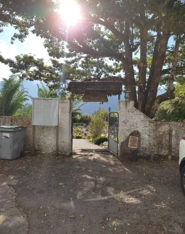 Entrée du cimetière paysager d'Hell-Bourg à Salazie, Fête de la Toussaint : 6 cimetières emblématiques de l’Est