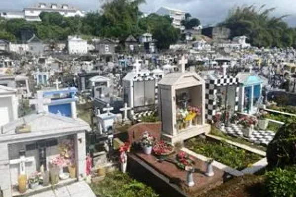 Saint-Benoît Cemetery, All Saints' Day: 6 emblematic cemeteries of the East