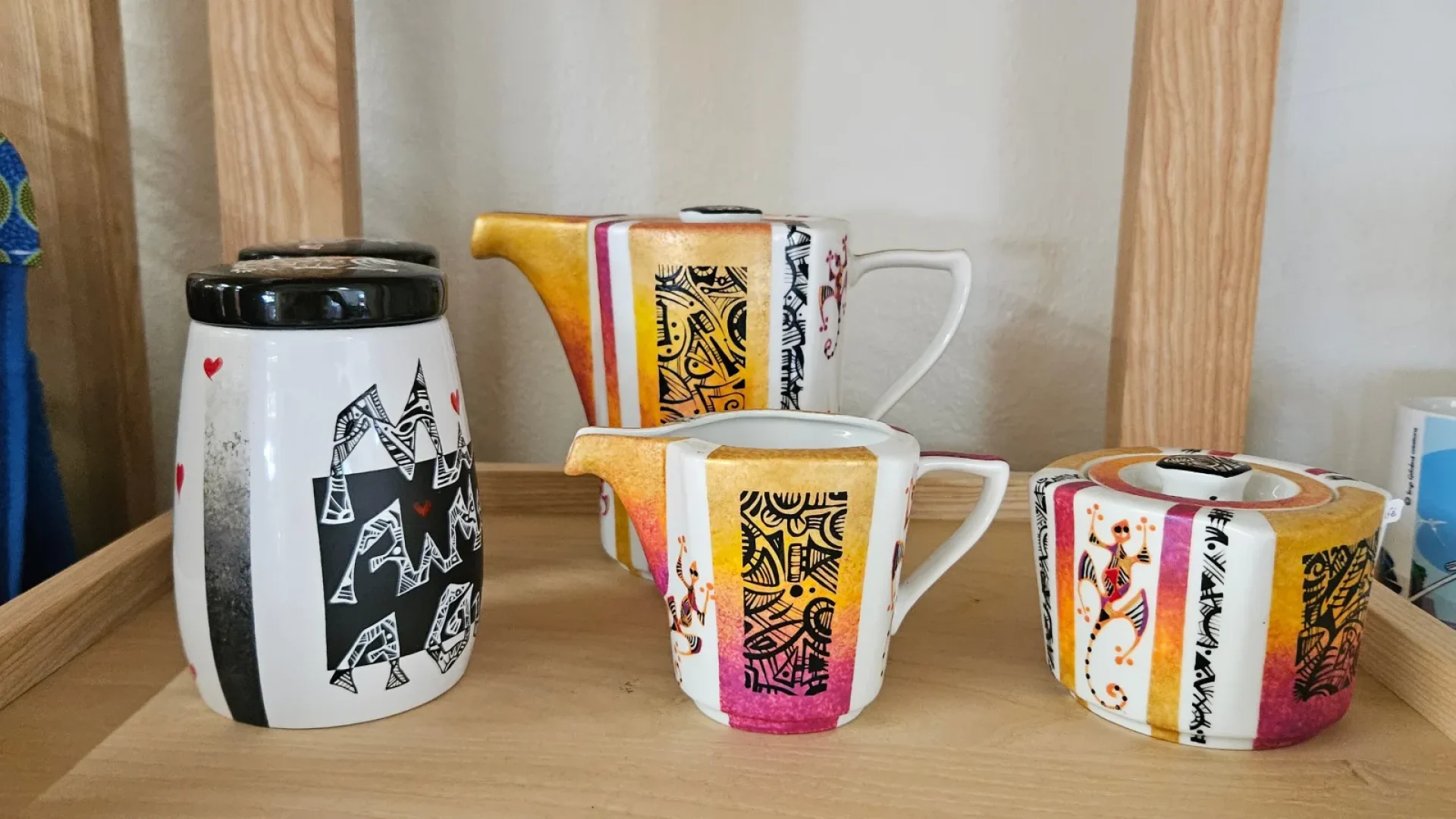 taza y tetera pintadas a mano