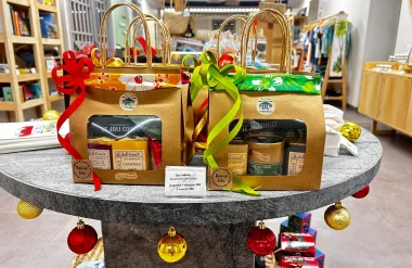 Productos a la venta en la tienda de la oficina de turismo del este de Sainte-Anne para Navidad