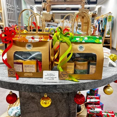 Productos a la venta en la tienda de la oficina de turismo del este de Sainte-Anne para Navidad