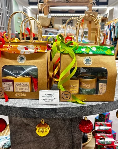 Produits à vendre dans la boutique de l'office de tourisme de l'est à Sainte-Anne pour Noël