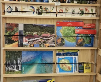 Postales y carteles de Reunión en la tienda de artesanos del lado este de Reunión.