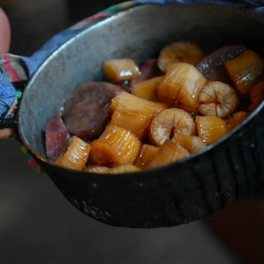 Foto de una olla para cocinar sobre fuego de leña en la isla de Reunión.