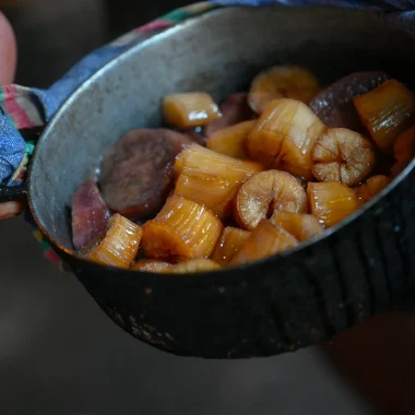 Foto eines Topfes zum Kochen über einem Holzfeuer auf der Insel Réunion.