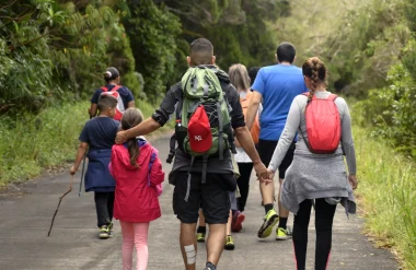 Famille pendant une randonnée en vacances dans l'Est de La Réunion.