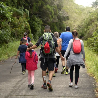 Famille pendant une randonnée en vacances dans l'Est de La Réunion.
