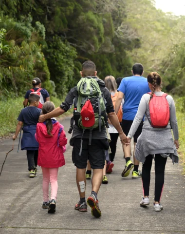 Famille pendant une randonnée en vacances dans l'Est de La Réunion.