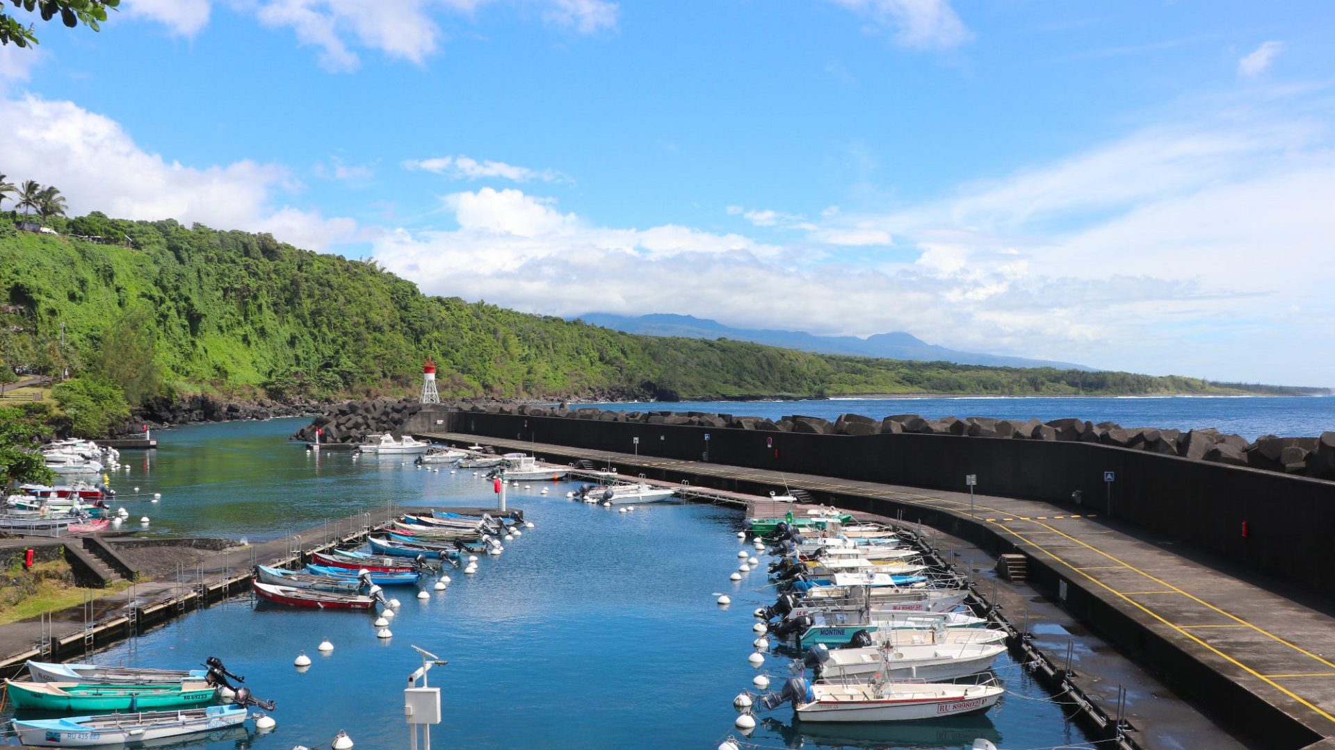 Vue sur les bateaux du port de Sainte-Rose - la marine de Sainte-Rose