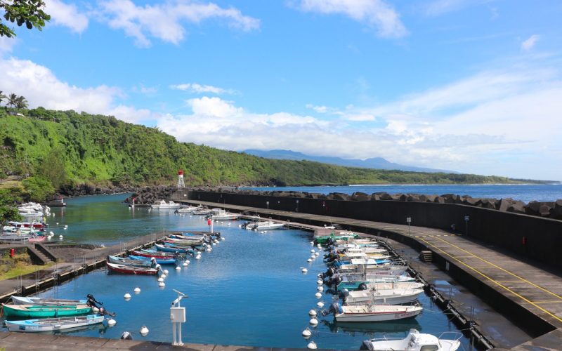 Vue sur les bateaux du port de Sainte-Rose - la marine de Sainte-Rose