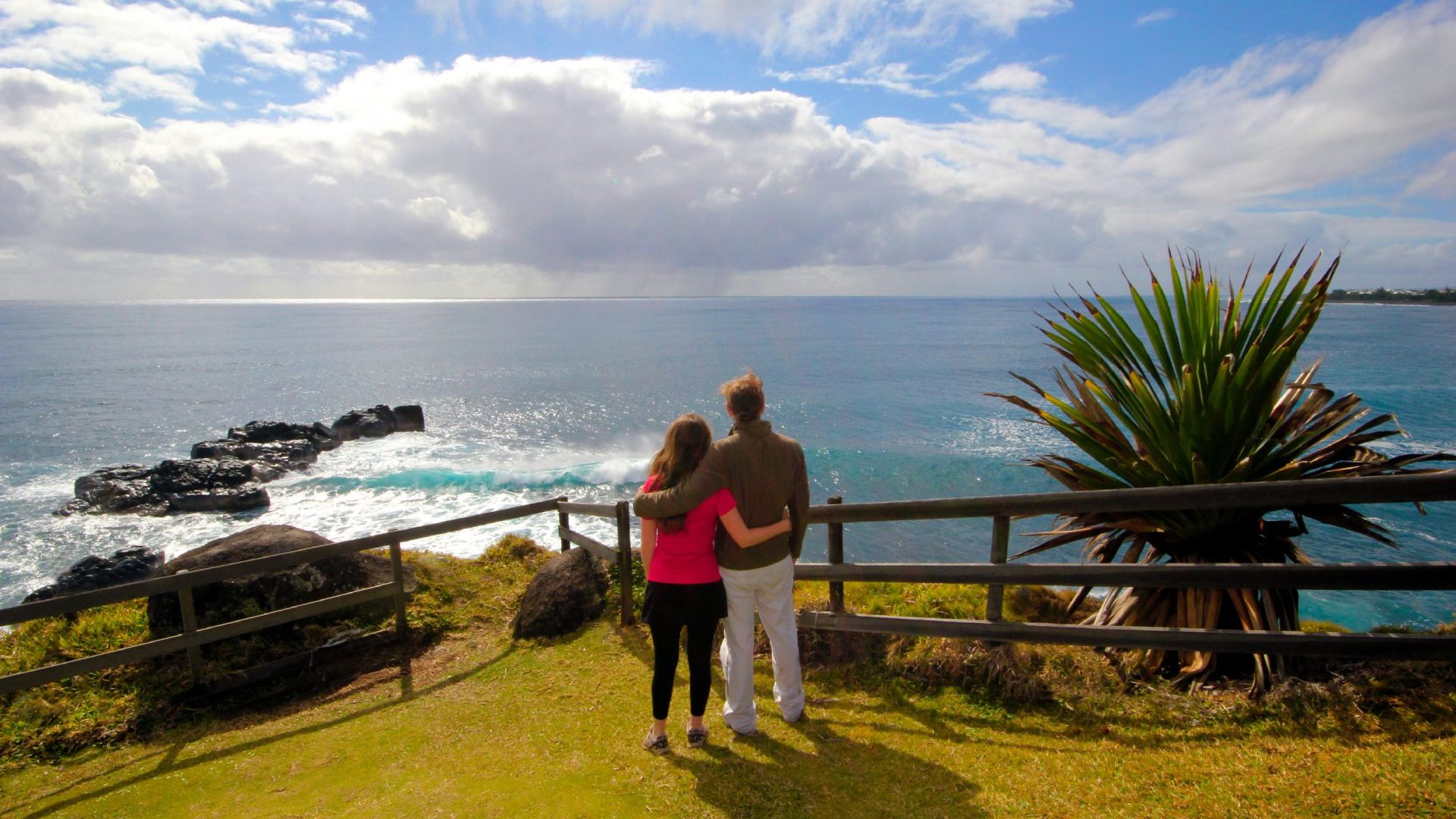 Paar mit Blick aufs Meer in Saint-Benoît auf La Réunion