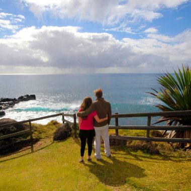 Paar mit Blick aufs Meer in Saint-Benoît auf La Réunion