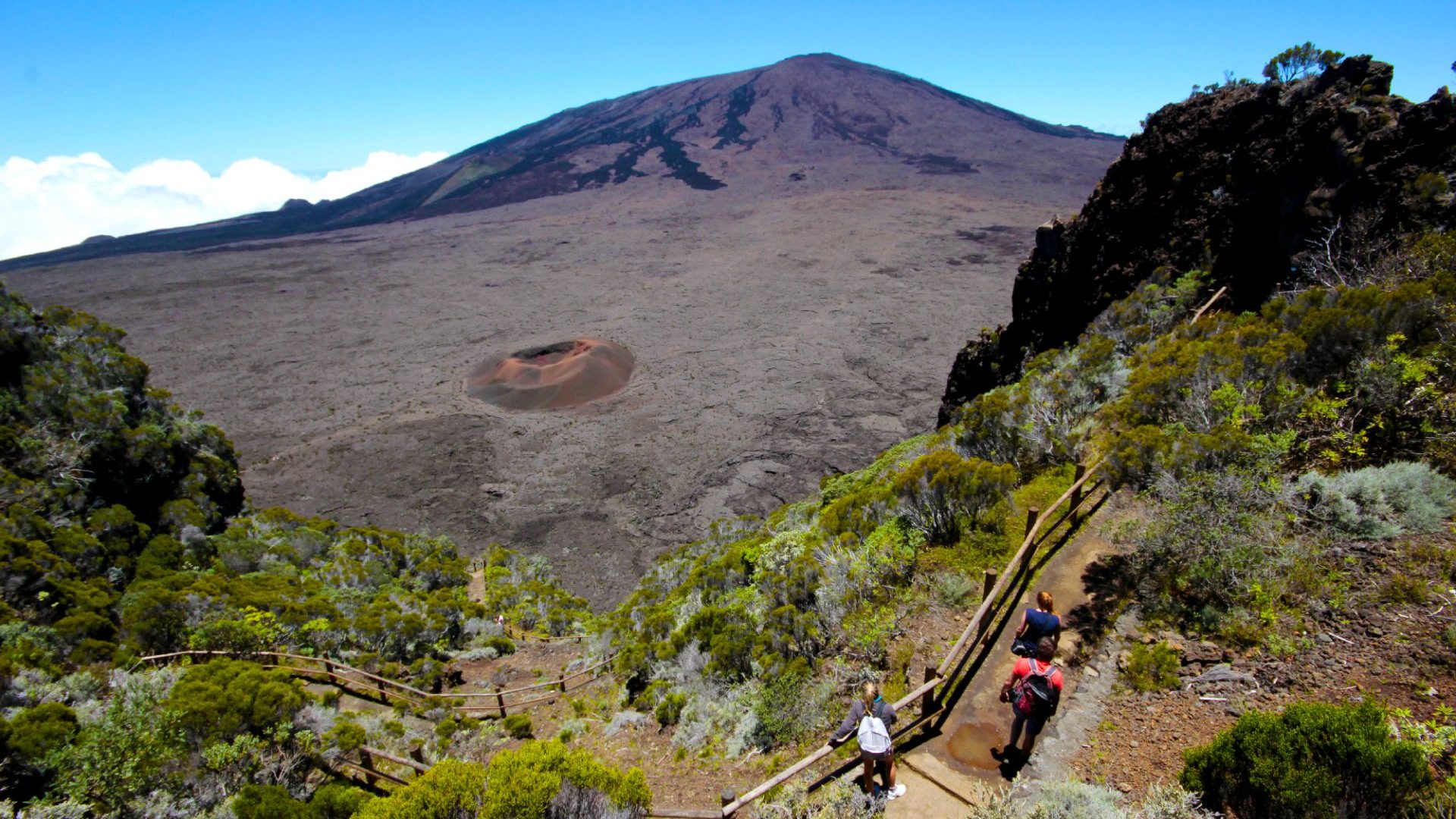 Excursionistas en el volcán de la isla Reunión
