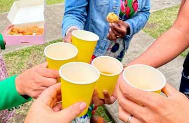 Gens qui trinquent lors d'un pique-nique dans l'Est de La Réunion