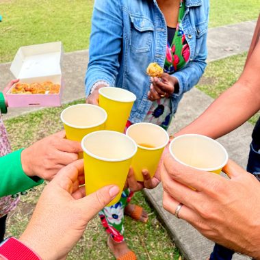 Menschen stoßen während eines Picknicks im Osten von Réunion an