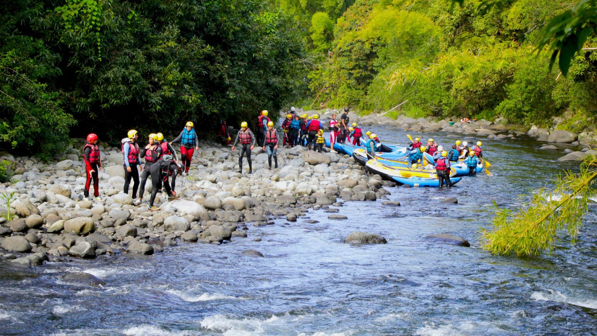 Groupe de personne qui font du rafting à Saint-Benoît