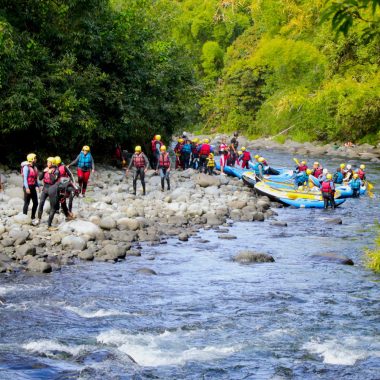 Grupo de personas haciendo rafting en Saint-Benoît