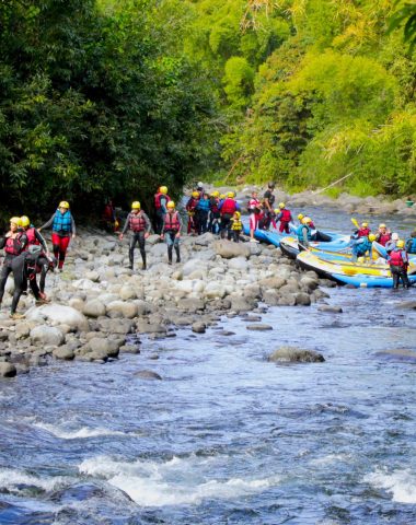 Group of people doing rafting in Saint-Benoît