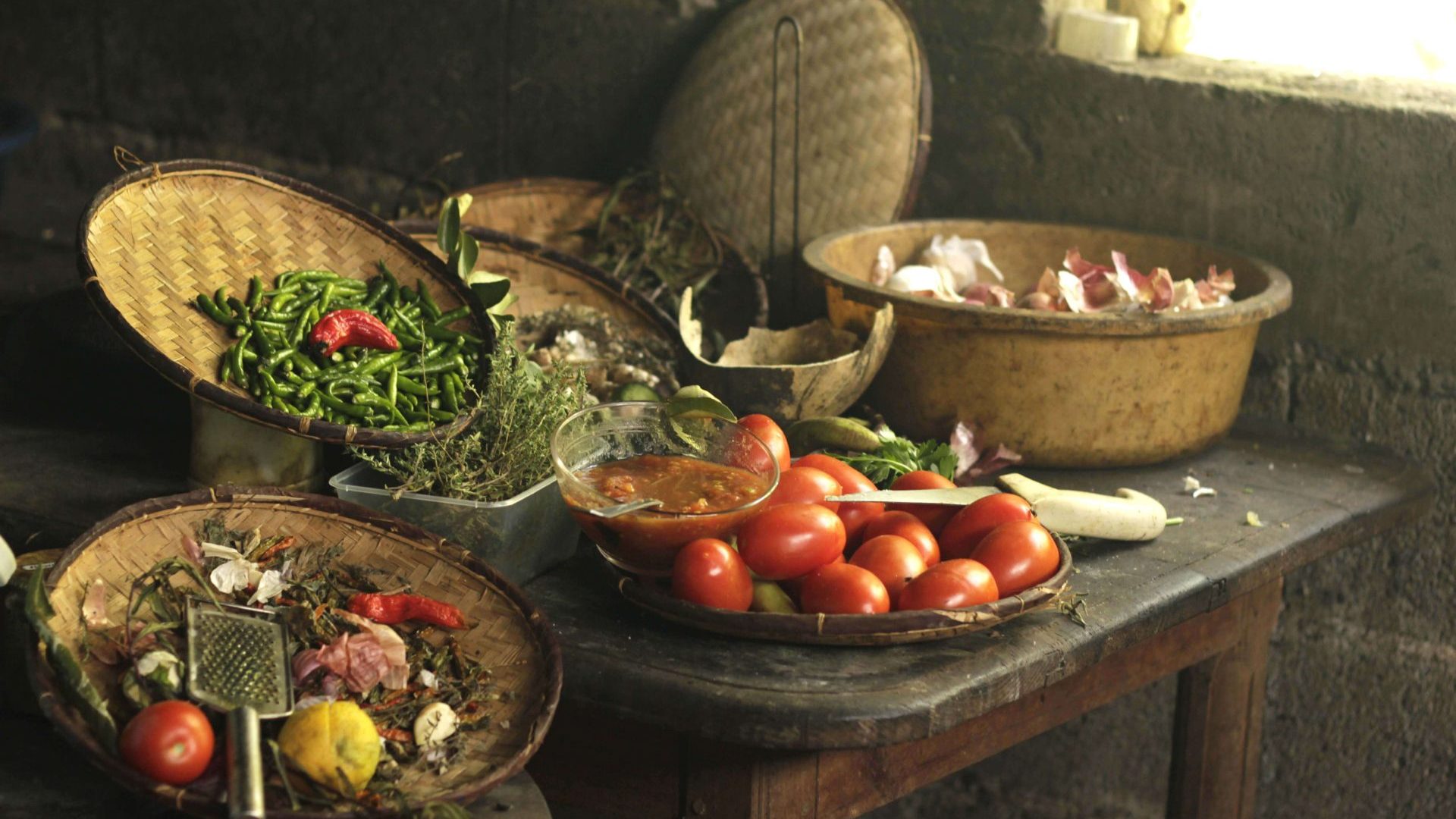 Verduras y especias en una cocina criolla en la Isla de la Reunión
