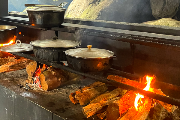 Reunionesische Küche über einem Holzfeuer