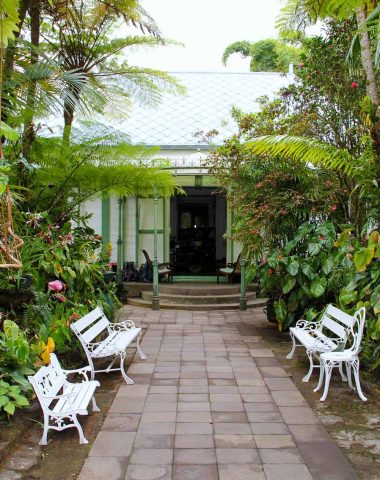 Folio house in Salazie Creole house facade and garden