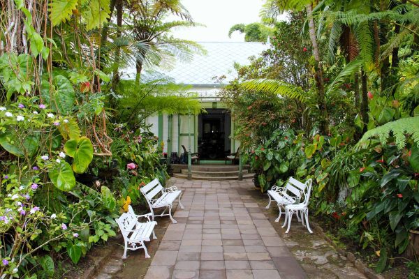 Folio house in Salazie Creole house facade and garden