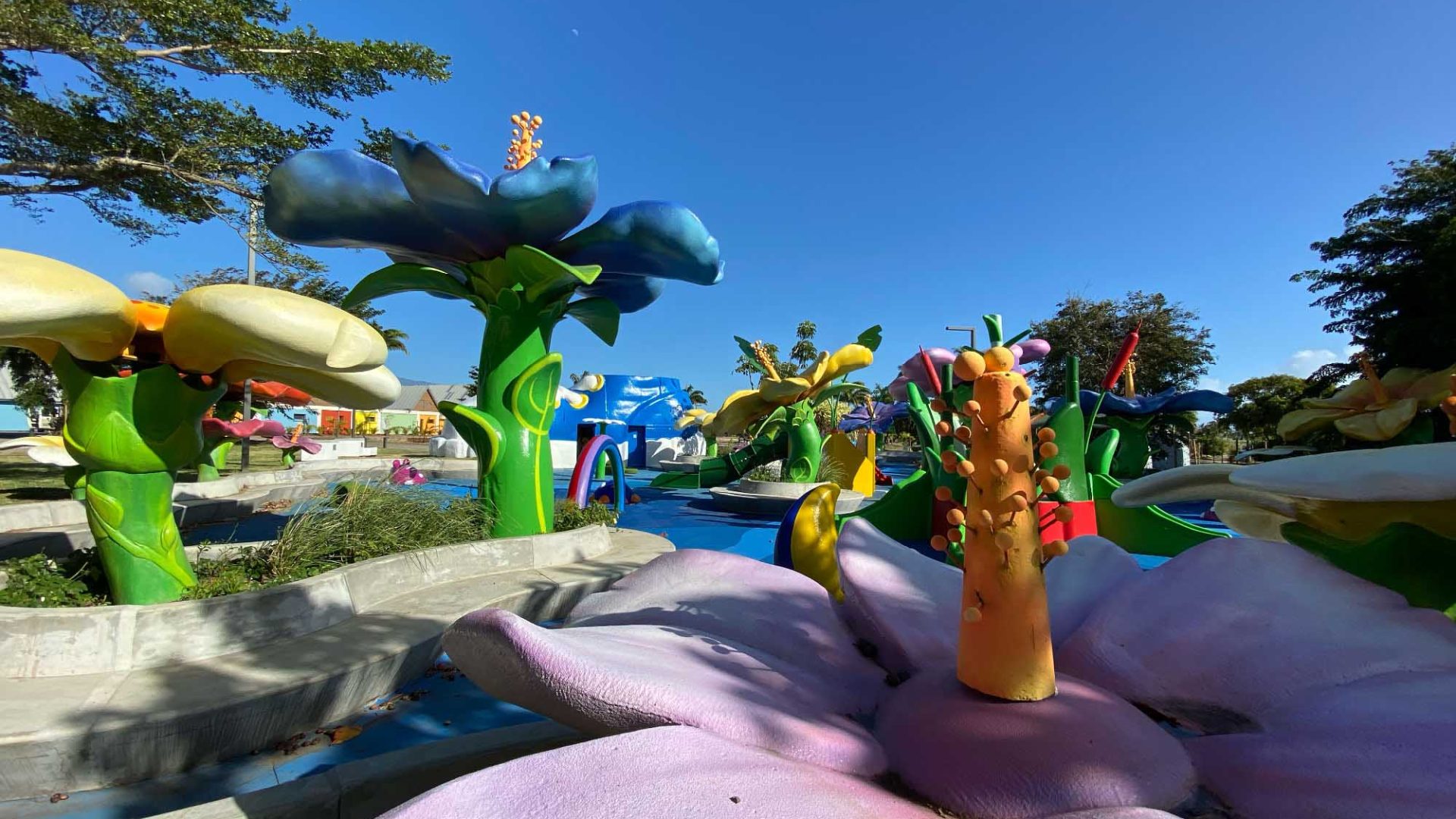 Jeux pour enfants en forme de fleurs au parc du colosse à Saint-André