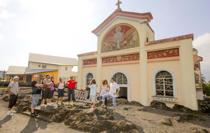 Führung durch die Fassade der Kirche Notre Dame des Laves in Piton Sainte-Rose