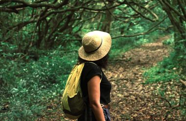 Frau mit Hut im Wald - Wohlbefinden im Osten von La Réunion