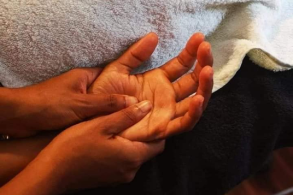 Well-being hand massage at Lodge d'Eden in Bras-Panon