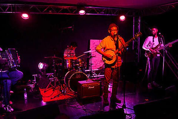 Músico en el escenario del café cultural Bisik en Saint-Benoît