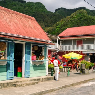 Centro de Hell-Bourg en Salazie - plaza con tiendas de souvenirs