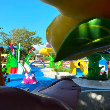 Área de juegos para niños en Parc du Colosse en Saint-André