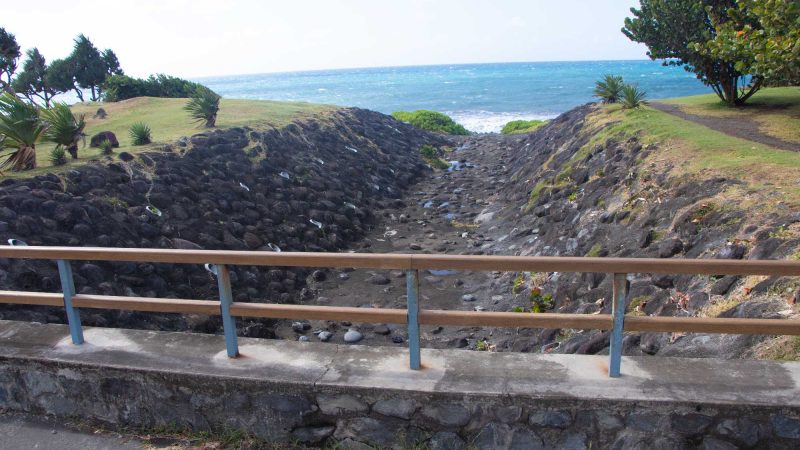 pequeño puente a orillas del Bras-Panon - caminar