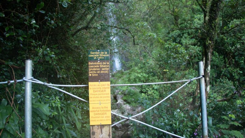 Recommendation panel at the foot of the biberon waterfall at the Plaine des Palmistes.