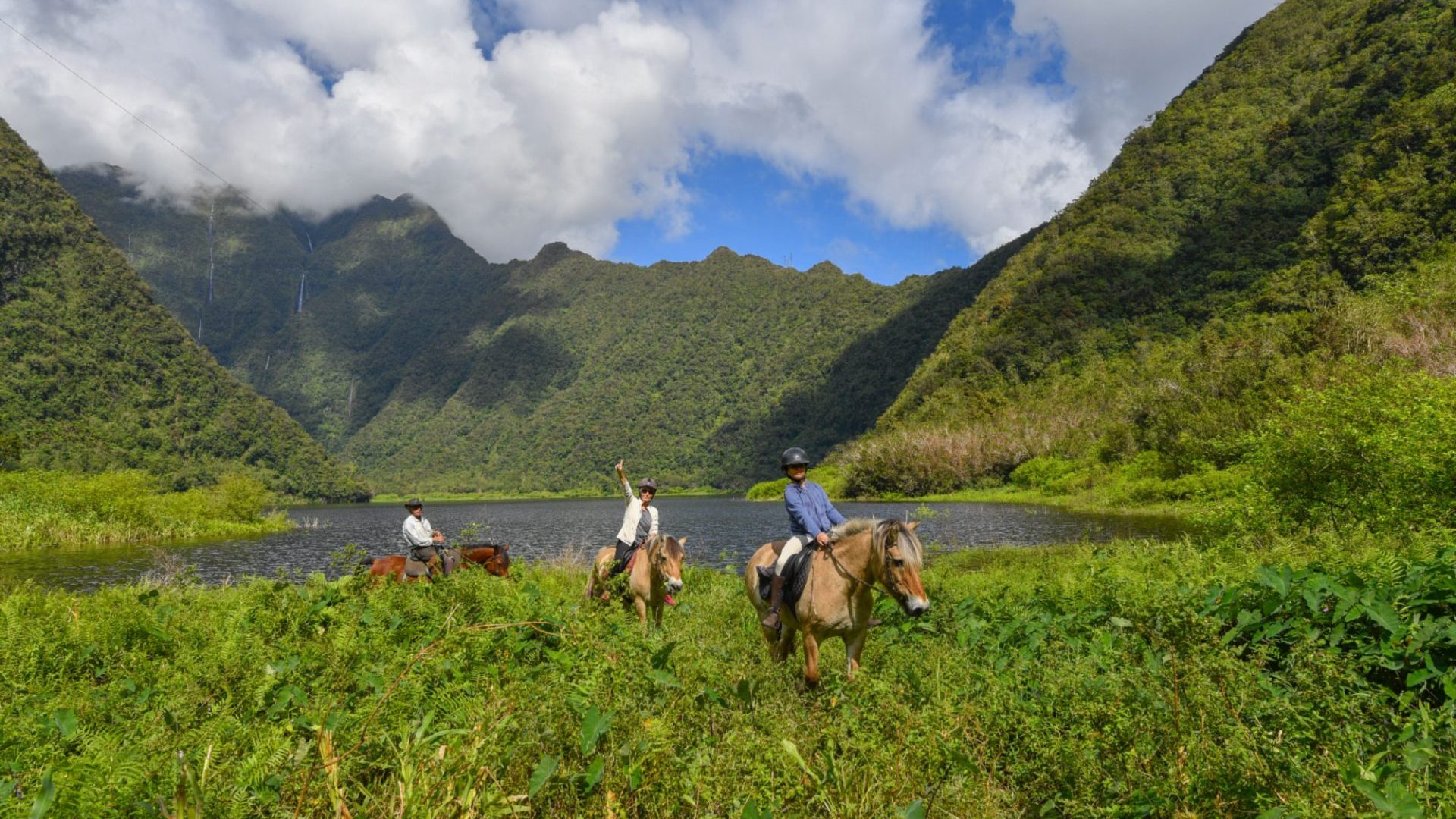 Tres jinetes en Grand-Étang en Saint-Benoît con la Ferme du Grand Étang - Top 10 razones para montar a caballo en el Este