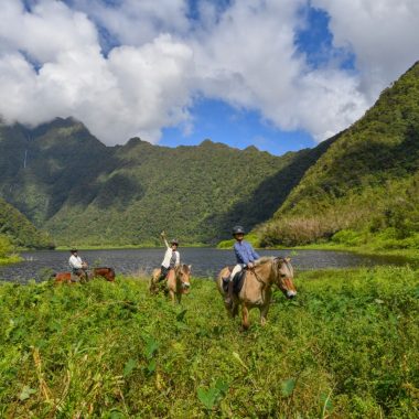 Tres jinetes en Grand-Étang en Saint-Benoît con la Ferme du Grand Étang - Top 10 razones para montar a caballo en el Este