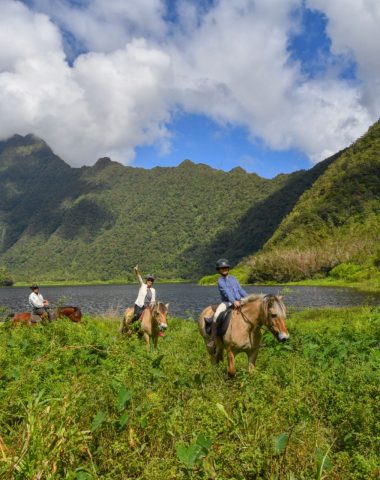 Tres jinetes en Grand-Étang en Saint-Benoît con la Ferme du Grand Étang - Top 10 razones para montar a caballo en el Este