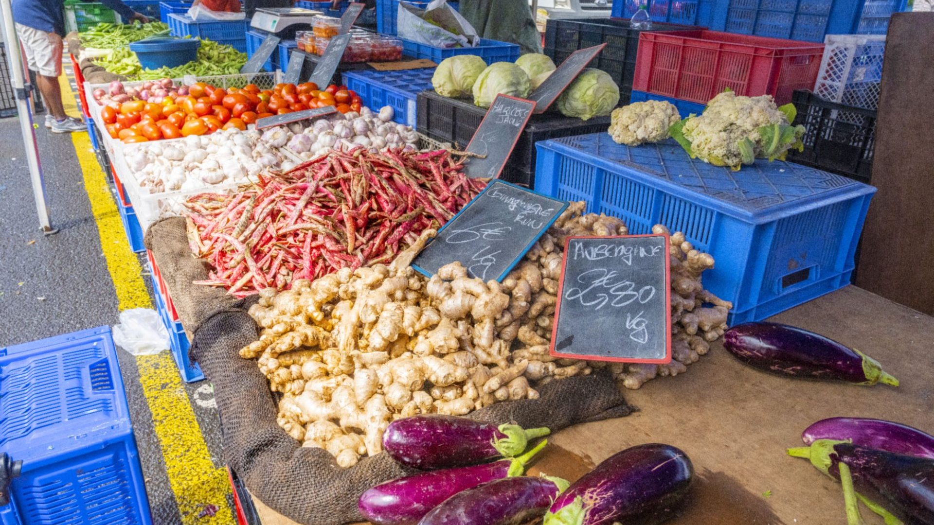 Frutas y verduras en los puestos de un mercado de feria en el este de Reunión