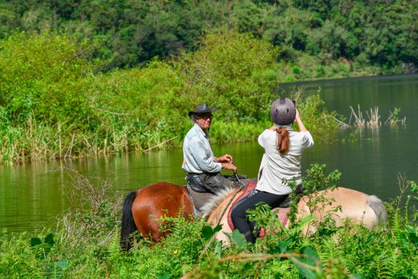 两名骑手与一名女子在圣伯努瓦与 Grand-Étang 农场合影 - 在东部骑马的十大理由。