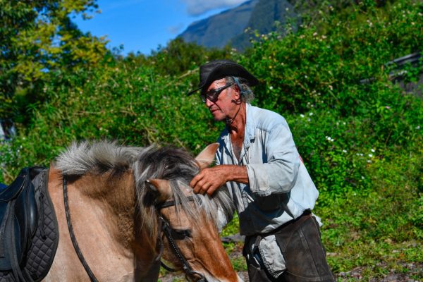 Rico Nourry de la granja ecuestre Grand-Étang con su caballo en Sint-Benoît- - Top 10 razones para montar a caballo en el Este