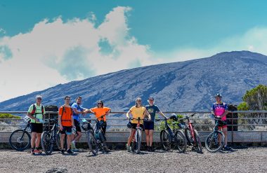 Randonneurs à vélo devant le volcan le Piton de la Fournaise