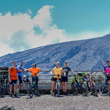 Randonneurs à vélo devant le volcan le Piton de la Fournaise